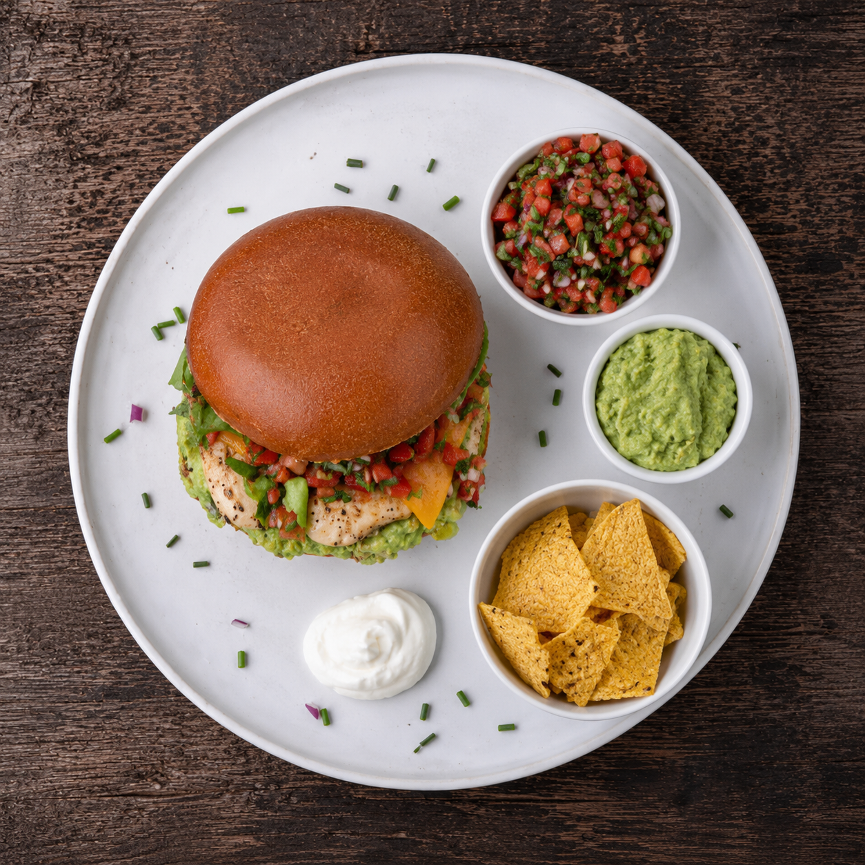Kyllingeburger med guacamole og frisk salsa