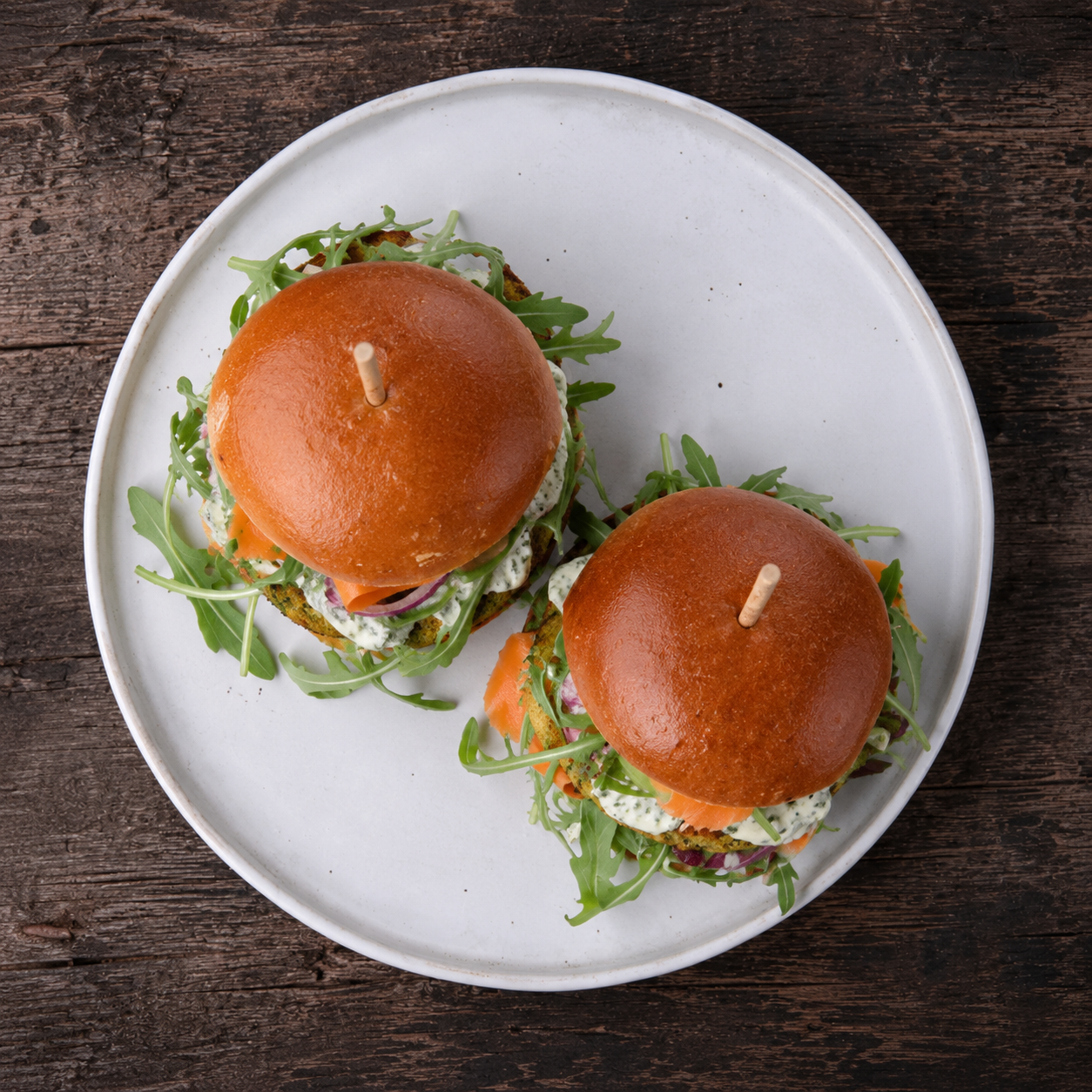 Vegetar burger med kikærtebøf og urtedressing